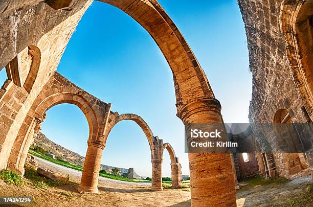 Foto de Ruínas De Agios Sozomenos e mais fotos de stock de Arcada - Arcada, Arcaico, Arco - Característica arquitetônica
