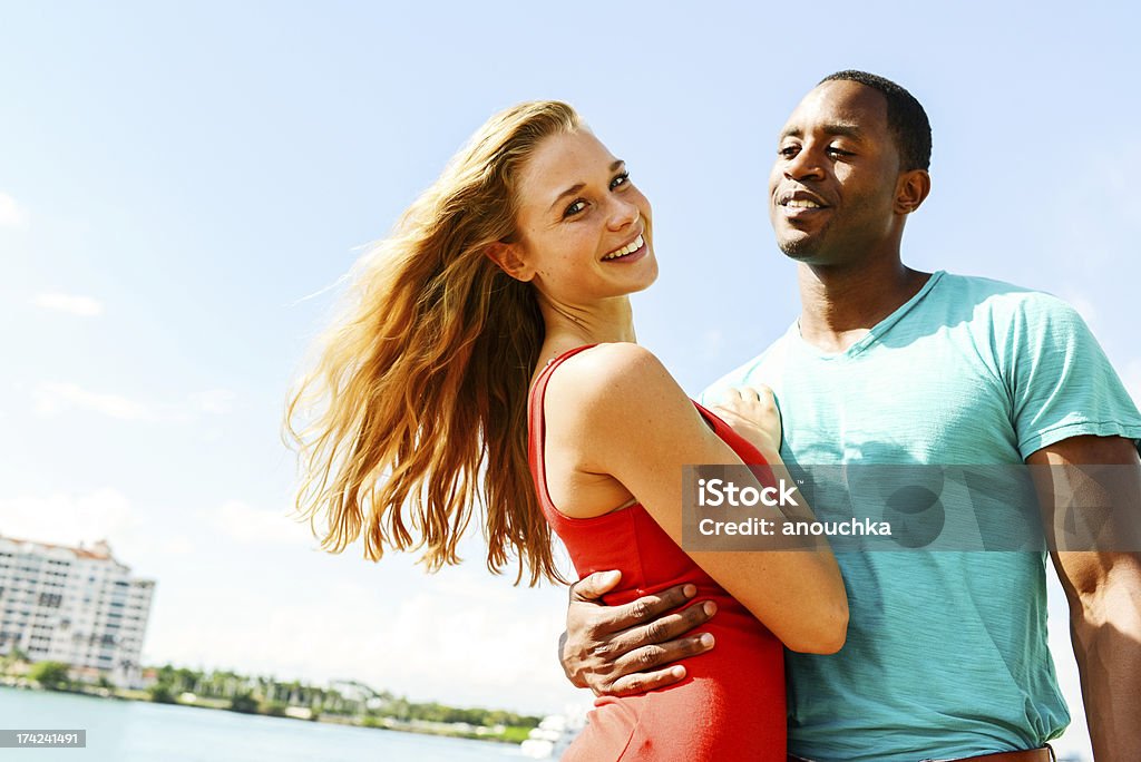 Feliz bela jovem Casal tendo diversão ao ar livre - Royalty-free Casal Foto de stock