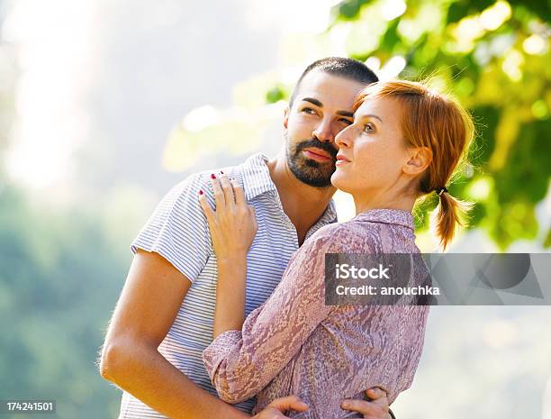 Glückliche Schöne Paar Spaß Im Park Stockfoto und mehr Bilder von 30-34 Jahre - 30-34 Jahre, Arm umlegen, Attraktive Frau