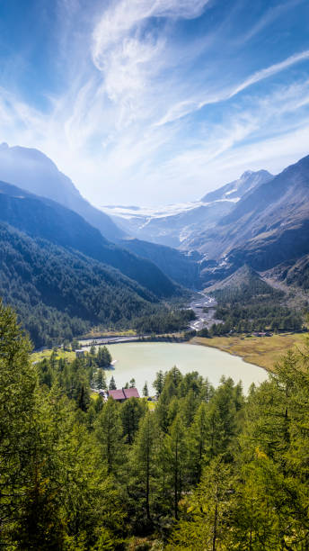 férias na suíça - lago palu com a montanha piz palü na cordilheira bernina dos alpes - engadine switzerland palu piz - fotografias e filmes do acervo