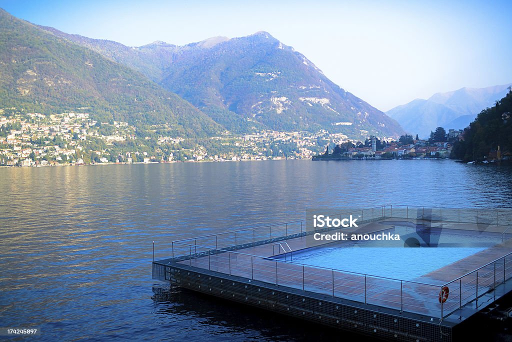 Piscina flutuante no Lago de Como, Itália - Foto de stock de Acampamento de Férias royalty-free