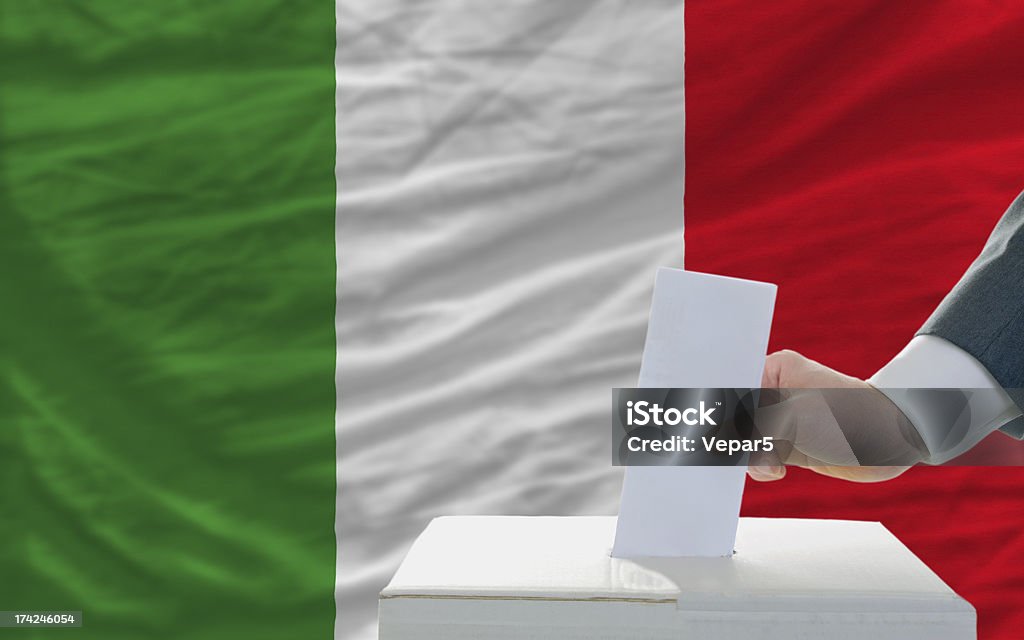 男性の選挙投票でイタリアの正面の旗 - アイデアのロイヤリティフリーストックフォト
