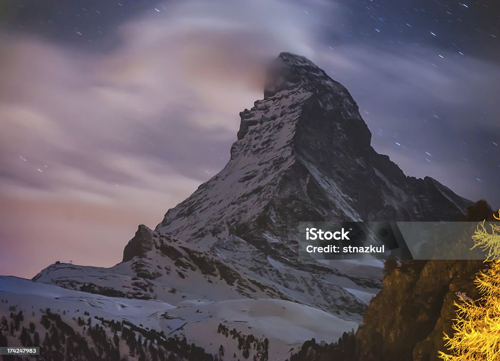 Cena noturna Matterhorn com estrelas - Foto de stock de Aldeia royalty-free