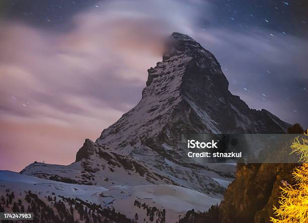 Foto de Cena Noturna Matterhorn Com Estrelas e mais fotos de stock de Aldeia - Aldeia, Alpes europeus, Alpes suíços