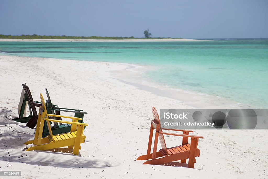 Vazio colorida cadeiras em uma praia tropical, BVI de Anegada - Foto de stock de Amarelo royalty-free