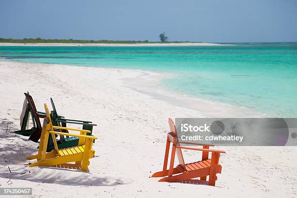 Vazio Colorido Cadeiras Em Uma Praia Tropical Bvi Em Anegada - Fotografias de stock e mais imagens de Amarelo