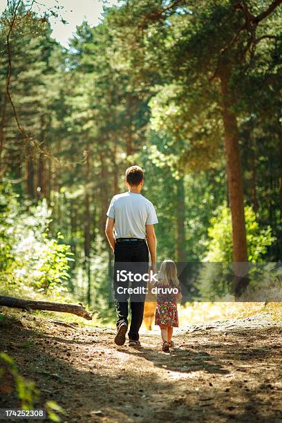 Vater Und Sein Kleines Mädchen Spaziergang Stockfoto und mehr Bilder von Abschied - Abschied, Baby, Hoffnung