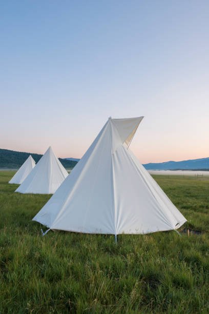 montana tenda tipi campground no nascer do sol - montana sunrise mountain mountain range - fotografias e filmes do acervo