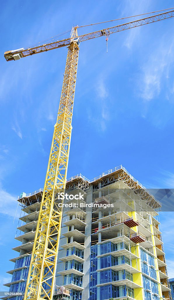 Gratte-ciel situé chantier de Construction avec Grue Tower - Photo de Acier libre de droits