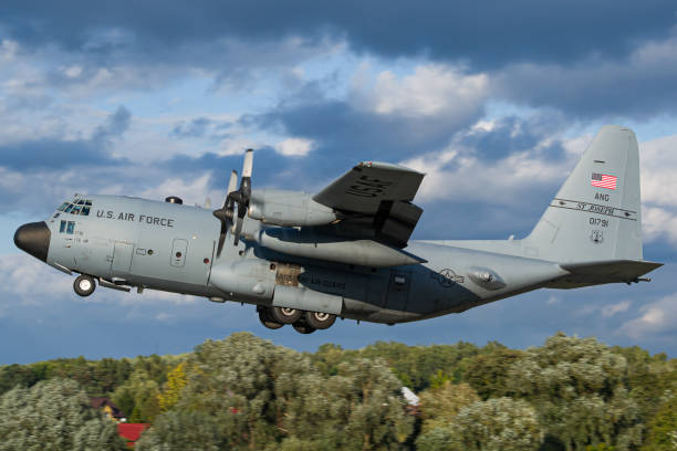 start der lockheed c-130 hercules der us-luftwaffe - army air corps stock-fotos und bilder