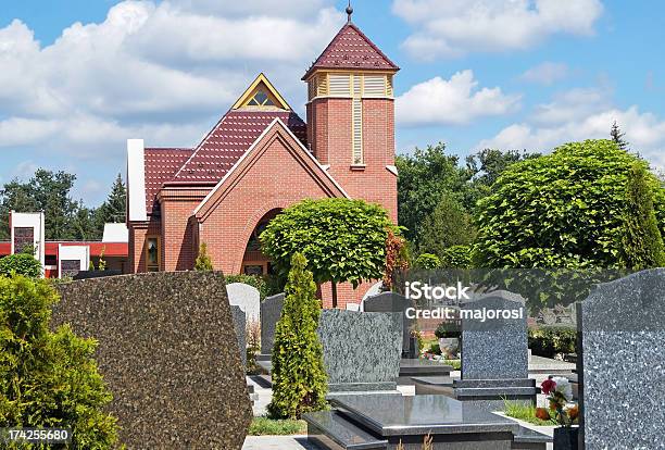 Capilla En El Cementerio Foto de stock y más banco de imágenes de Aire libre - Aire libre, Arquitectura exterior, Azul