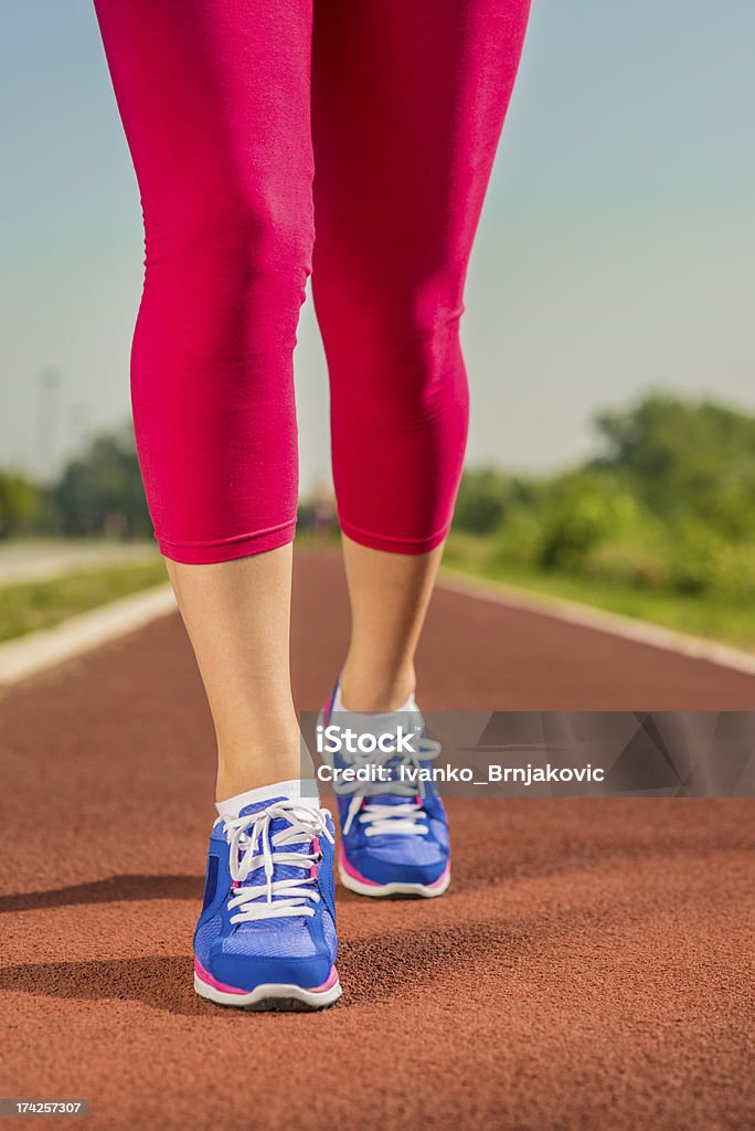 Крупным планом обувь для бега в использовании - Стоковые фото Активный образ жизни роялти-фри