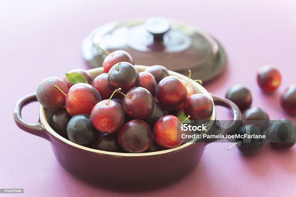 Frisch gepflückte Cherry Pflaumen in einer Schüssel - Lizenzfrei Biegung Stock-Foto