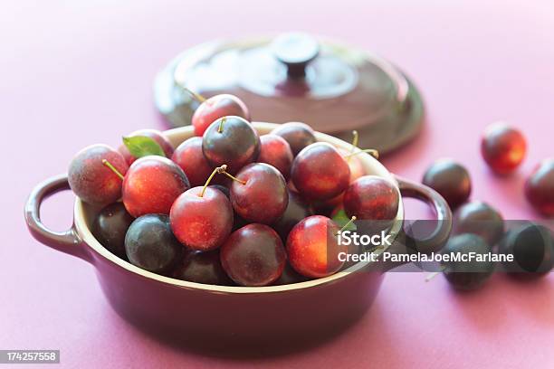 Frisch Gepflückte Cherry Pflaumen In Einer Schüssel Stockfoto und mehr Bilder von Biegung