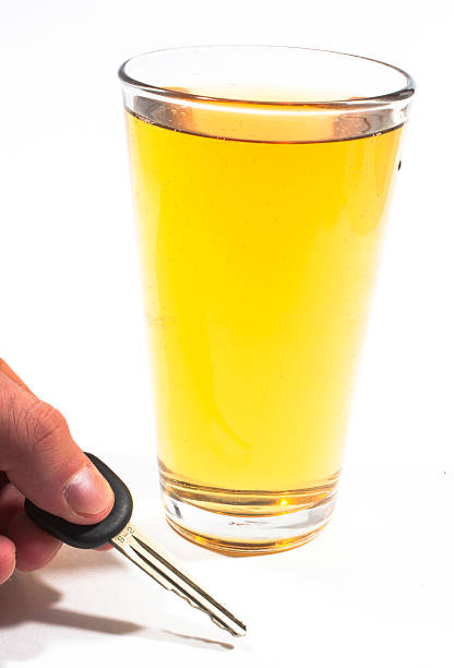 맥주 및 키 - drunk driving alcohol key law 뉴스 사진 이미지