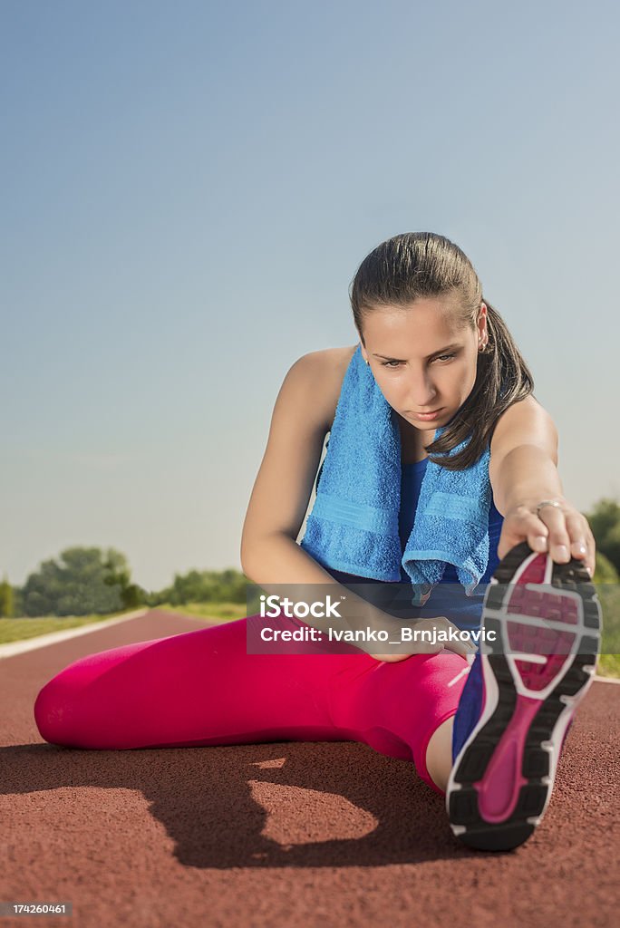 Спортивный женщина-растяжку - Стоковые фото Активный образ жизни роялти-фри