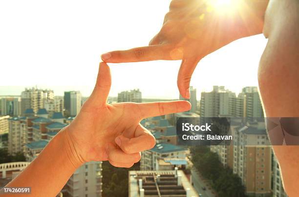 Geschäftsleute Komposition Finger Framegeste Stockfoto und mehr Bilder von Fingerrahmen - Fingerrahmen, Hindurchsehen, Der Weg nach vorne