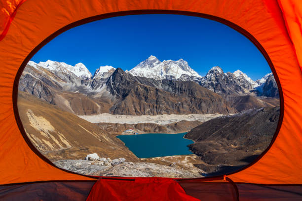 blick auf den mount everest aus dem zelt, nepalesischer himalaya - gokyo tal stock-fotos und bilder