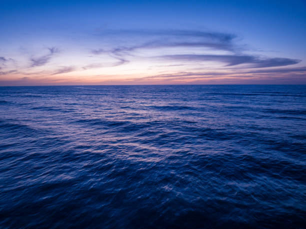 Aerial view sunset sky over sea,Nature Light Sunset or sunrise over ocean,Colorful dramatic scenery sky, Amazing clouds and waves in sunset sky beautiful light nature background vista aérea del cielo del atardecer sobre el mar, luz de la naturaleza puesta de sol o amanecer sobre el océano, cielo de paisajes espectaculares y coloridos, nubes y olas increíbles en el cielo del atardecer hermosa luz fondo de naturaleza