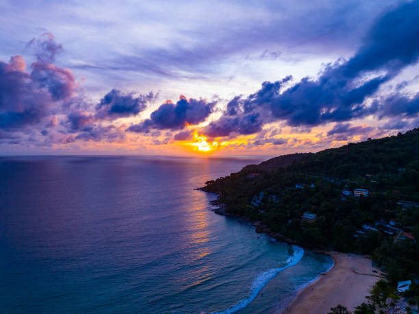 Aerial view sunset sky over sea,Nature Light Sunset or sunrise over ocean,Colorful dramatic scenery sky, Amazing clouds and waves in evening sky, Beautiful light nature background vista aérea del cielo de la puesta del sol sobre el mar, puesta del sol de la luz de la naturaleza o amanecer sobre el océano, cielo colorido del paisaje dramático, nubes y olas increíbles en el cielo de la tarde, fondo de la naturaleza de la luz hermo