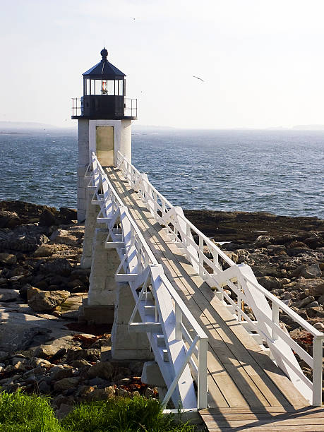 마쉘 포인트 등대 - lighthouse maine waters edge marshall point lighthouse 뉴스 사진 이미지