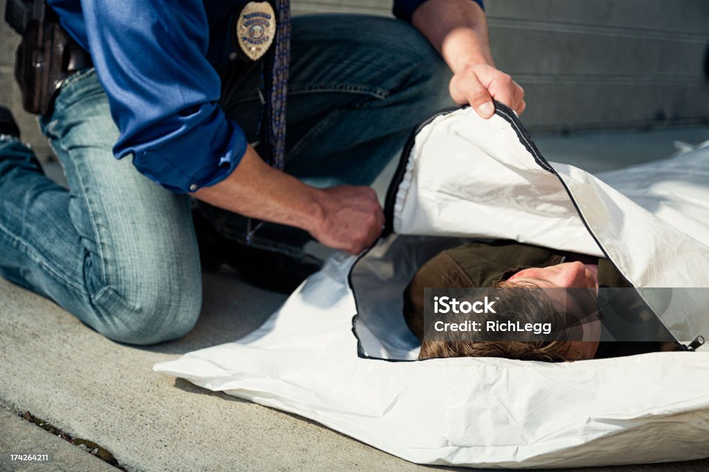 Officier de Police avec sac - Photo de Cadavre libre de droits