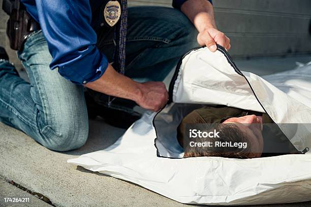 Photo libre de droit de Officier De Police Avec Sac banque d'images et plus d'images libres de droit de Cadavre - Cadavre, Sac mortuaire, Sac