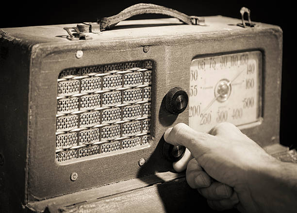l'ancienne radio - retro revival telephone human hand toned image photos et images de collection