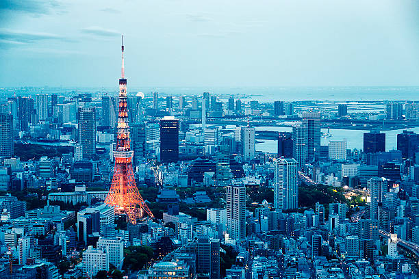 torre de tóquio skyline ao anoitecer - roppongi imagens e fotografias de stock