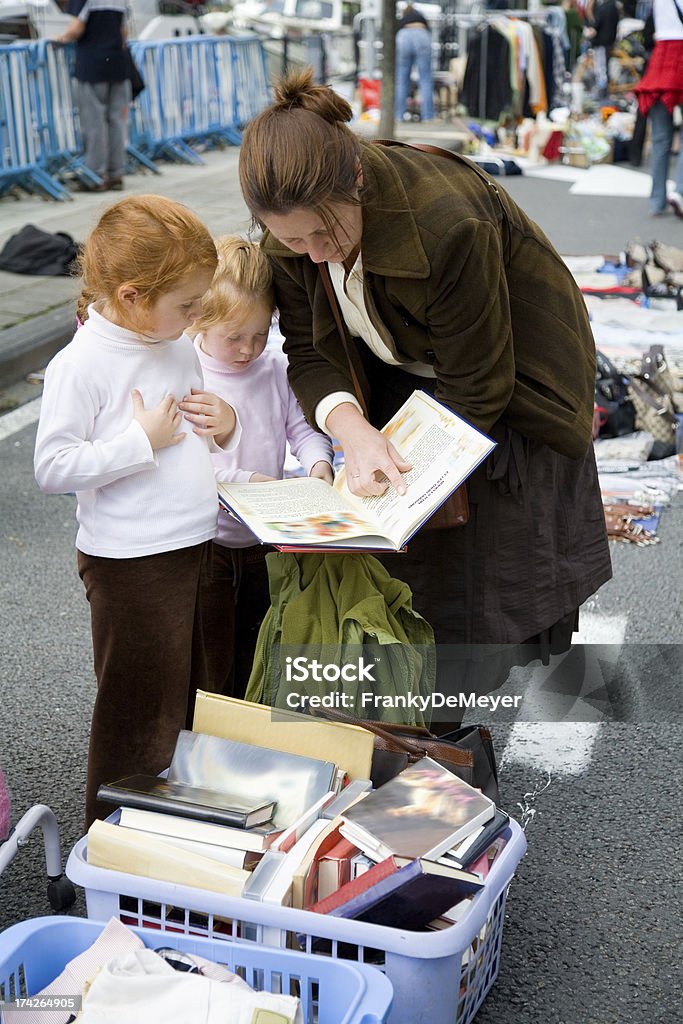Mãe com suas meninas no mercado de pulgas - Foto de stock de Livro royalty-free
