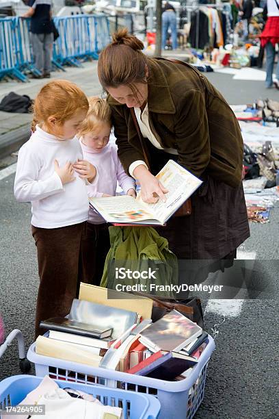 Foto de Mãe Com Suas Meninas No Mercado De Pulgas e mais fotos de stock de Livro - Livro, Brechó de garagem, Criança