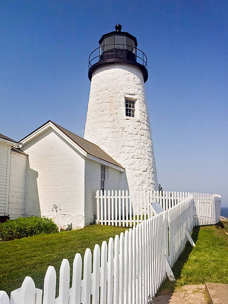 farol de pemaquid, - new england pemaquid peninsula blue skies lighthouse - fotografias e filmes do acervo