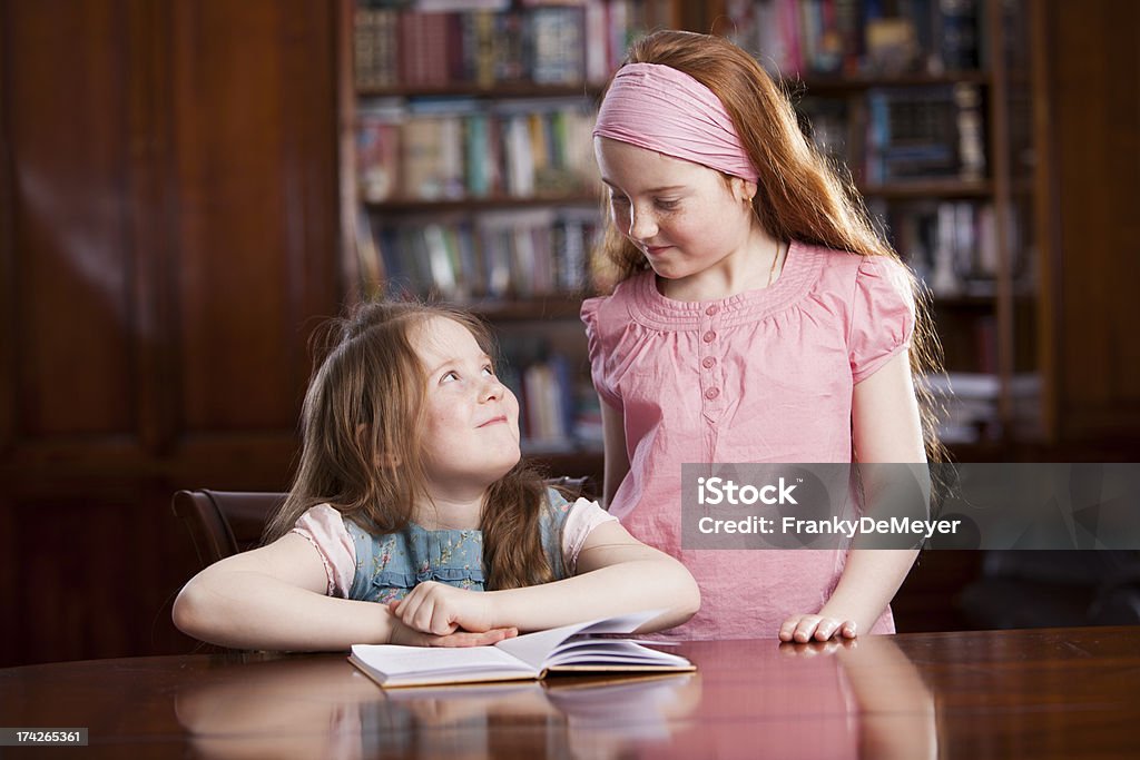 Duas Meninas na mesa de leitura - Royalty-free 6-7 Anos Foto de stock
