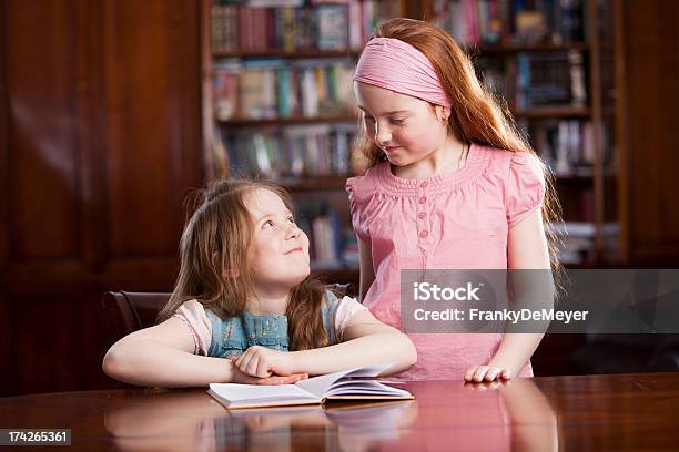 Duas Meninas Na Mesa De Leitura - Fotografias de stock e mais imagens de 6-7 Anos - 6-7 Anos, 8-9 Anos, Amizade