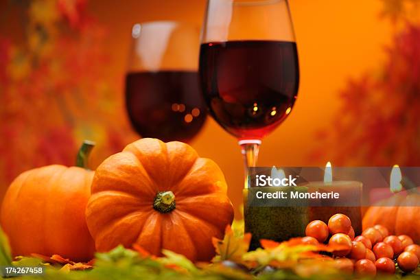 Rotwein Mit Herbstlicher Ausstattung Stockfoto und mehr Bilder von Ahorn - Ahorn, Ahornblatt, Alkoholisches Getränk