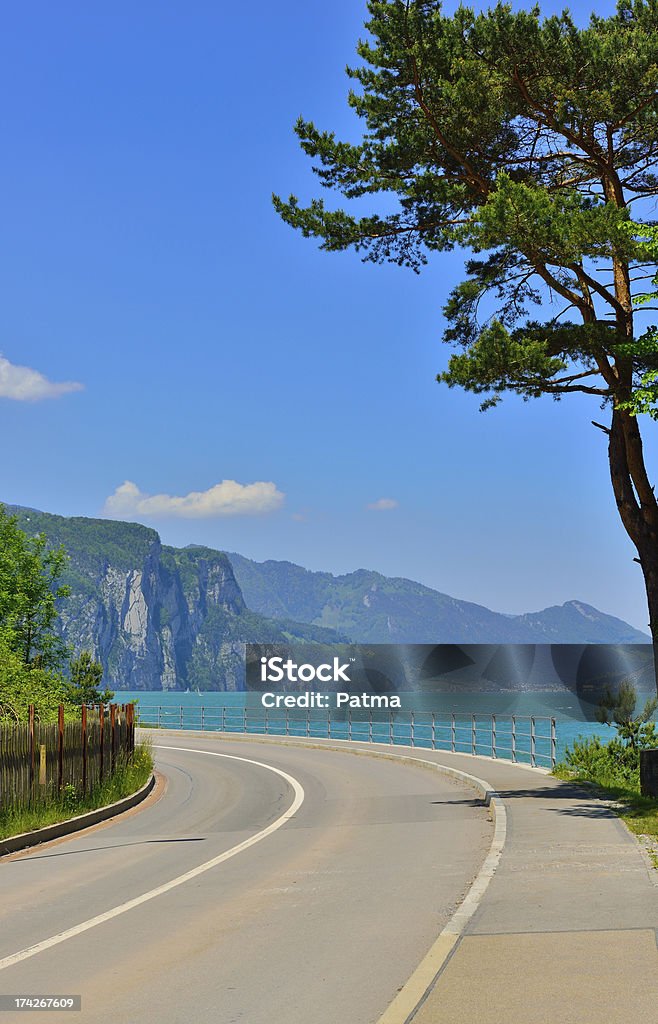 road entlang dem See - Lizenzfrei Berg Stock-Foto