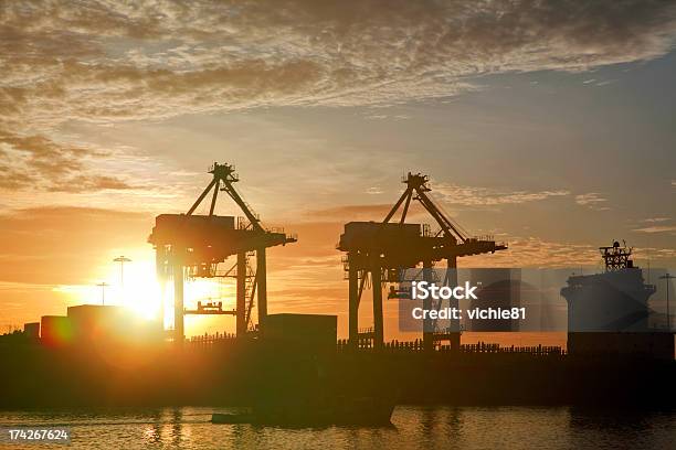 Industrail Shilhouette De Envío Foto de stock y más banco de imágenes de Agua - Agua, Amanecer, Astillero