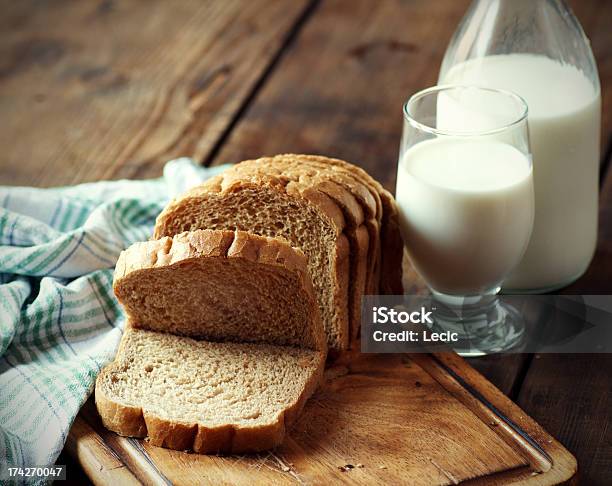 Całe Ziarna Chleba Z Szklanką Mleka - zdjęcia stockowe i więcej obrazów Mleko - Mleko, Pieczywo, Bez ludzi