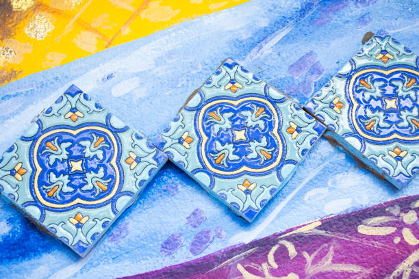 Handicraft retro tracery design ceramic and craft vintage marble tiles patterns on wall with graffiti street art in antique market 100 year arch bridge at Suratthani old town in Surat Thani, Thailand diseño de tracería retro artesanal cerámica y patrones de azulejos de mármol vintage artesanales en la pared con arte callejero de graffiti en el mercado de antigüedades puente de arco de 100 años en el casco antiguo de suratthani en surat thani, tai