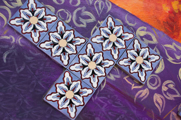 Handicraft retro tracery design ceramic and craft vintage marble tiles patterns on wall with graffiti street art in antique market 100 year arch bridge at Suratthani old town in Surat Thani, Thailand diseño de tracería retro artesanal cerámica y patrones de azulejos de mármol vintage artesanales en la pared con arte callejero de graffiti en el mercado de antigüedades puente de arco de 100 años en el casco antiguo de suratthani en surat thani, tai
