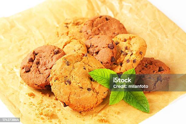 Photo libre de droit de Cookies Aux Pépites De Chocolat banque d'images et plus d'images libres de droit de Aliment - Aliment, Beige, Biscuit