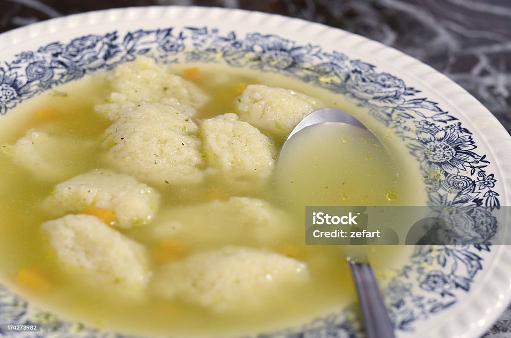 Tradicional Frango sopa de bola de matzo servido em um prato decorado - Royalty-free Refeições Foto de stock