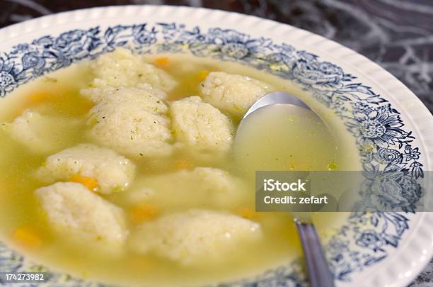 Tradicional Frango Sopa De Bola De Matzo Servido Em Um Prato Decorado - Fotografias de stock e mais imagens de Refeições