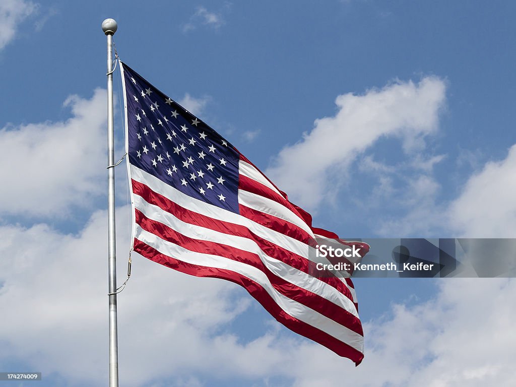 Bandeira dos EUA acenando em azul céu nublado - Foto de stock de Dia da bandeira royalty-free