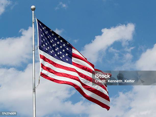 Foto de Bandeira Dos Eua Acenando Em Azul Céu Nublado e mais fotos de stock de Dia da bandeira - Dia da bandeira, Bandeira Norte-Americana, Céu - Fenômeno natural