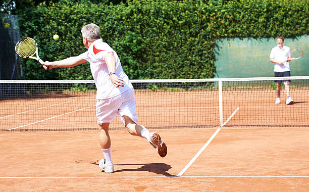 귀하는 호전됨! 연구서를 재장착했는지 위 내 게임! - tennis serving men court 뉴스 사진 이미지