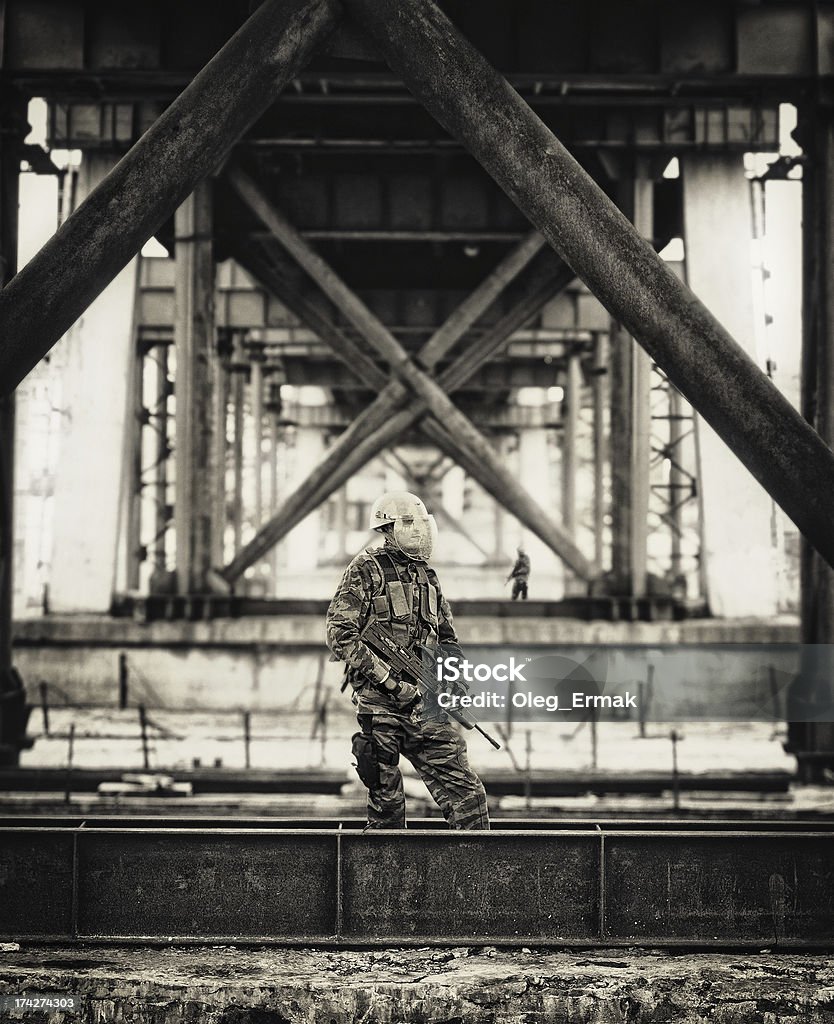 Soldat en plein air en action - Photo de Image en noir et blanc libre de droits