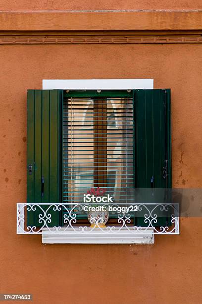 Ventana Fom Isla De Burano Foto de stock y más banco de imágenes de Aire libre - Aire libre, Alféizar, Anticuado