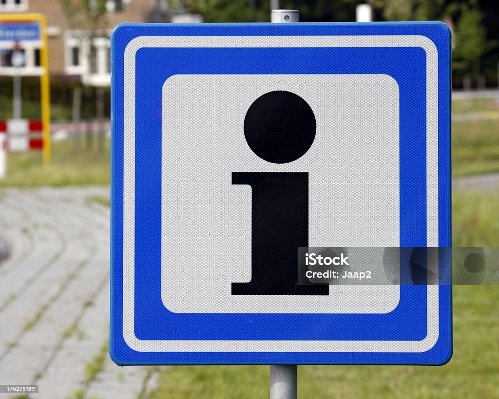 Panneau de signalisation Bleu Blanc noir avec place pour le «je» pour obtenir de plus amples informations - Photo de Blanc libre de droits