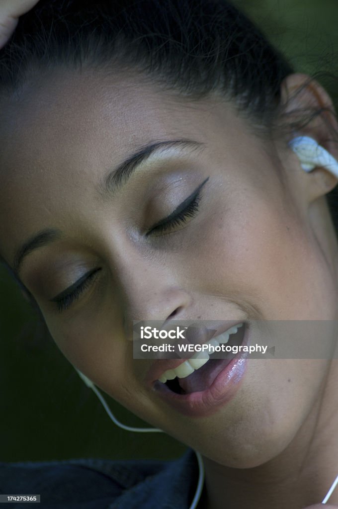 Expresivo niña escucha auriculares - Foto de stock de 20-24 años libre de derechos